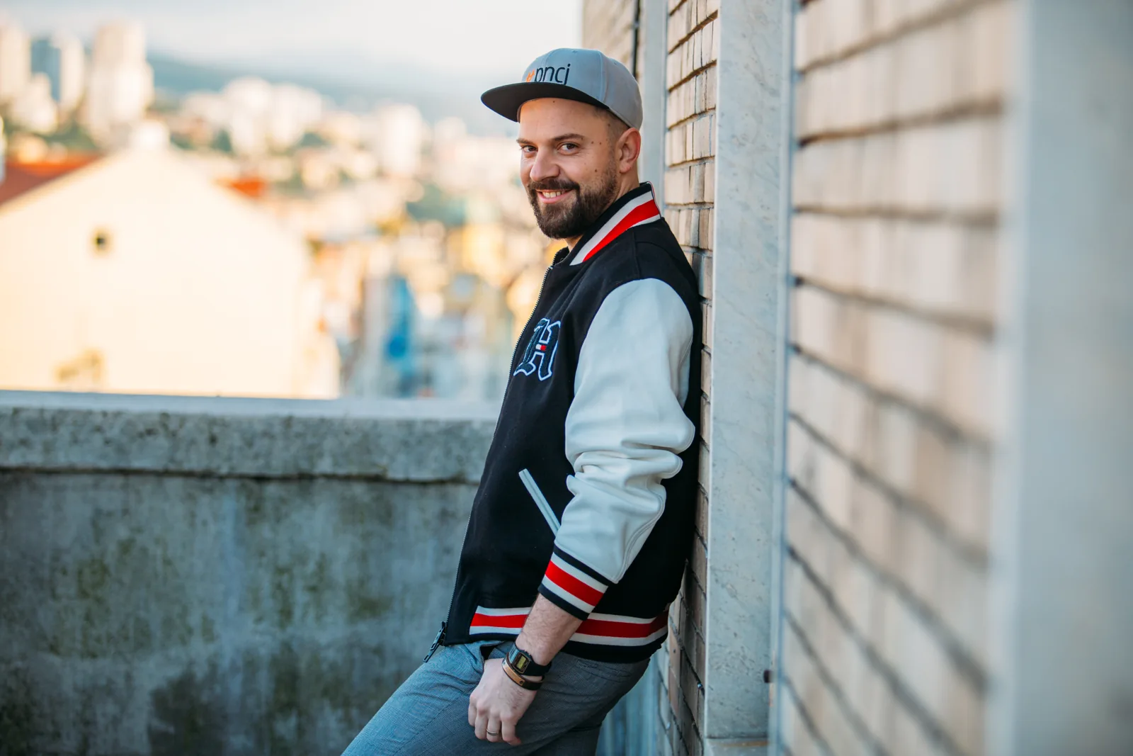 DJ Poncije uz zid na gradskoj terasi