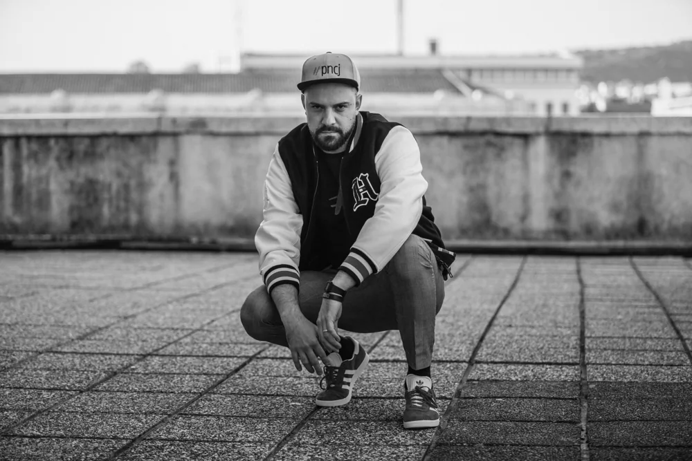 Crno-bijeli portret DJ-a Poncije na terasi
